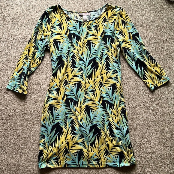 Forever 21 Dresses & Skirts - Patterned three quarter length sleeve dress with leaves